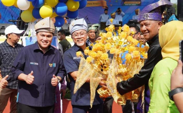 Ikut Cawapres Gibran Bagi Susu di Kawasan CFD, Bawaslu DKI Akan Panggil ... Massa Demo Cari Keberadaan Sahroni, Uya Kuya, dan Eko Patrio, Tagih Janji Puan Buka Pintu DPR